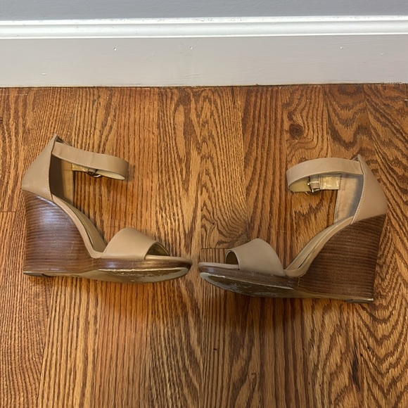 Michael Kors tan leather wedge sandals - Picture 6 of 6